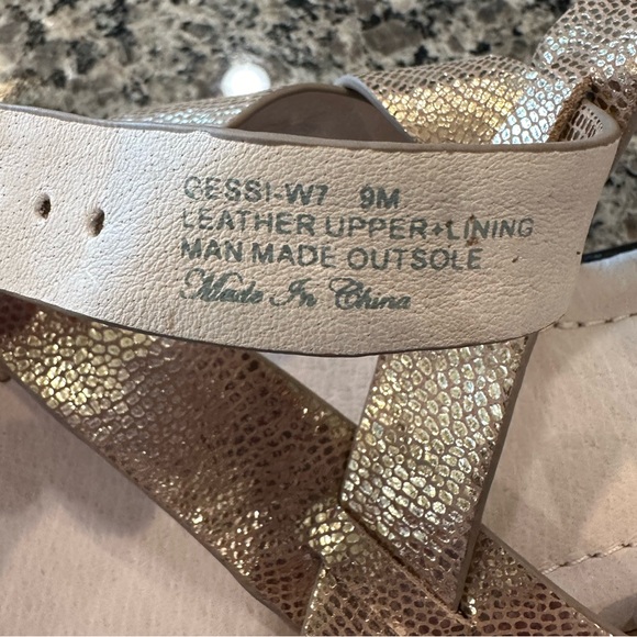 Donald J. Pliner Thong Sandals in Gold, Size 9M - Picture 12 of 14